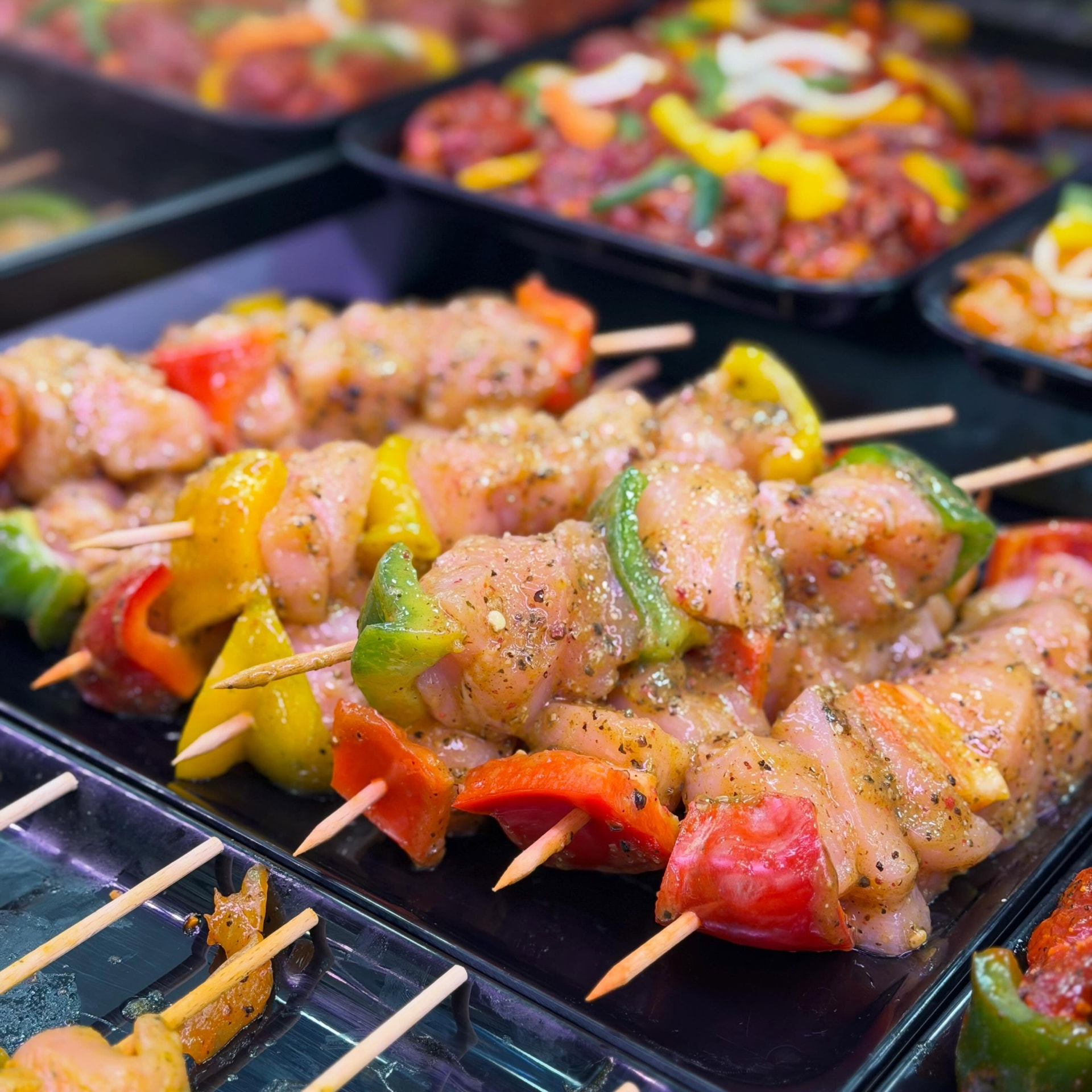 Brochettes de viande marinée avec poivrons en vitrine