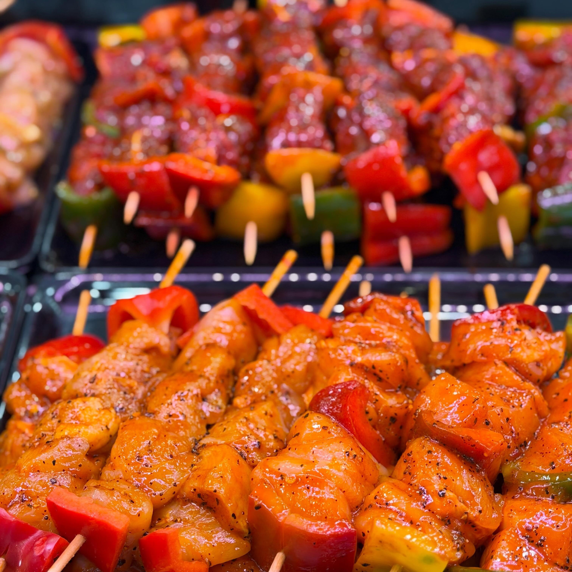 Brochettes de poulet marinées avec poivrons